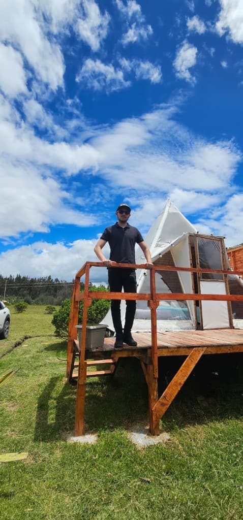 Mauricio Forero, CEO y fundador de BrandSoft, en exterior con cielo azul