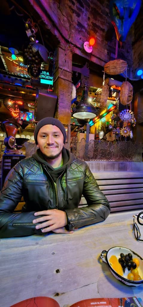 Mauricio en restaurante